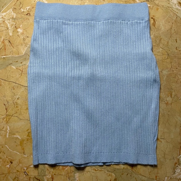 2pc skirt and crop top stretchy outfit - Picture 4 of 5